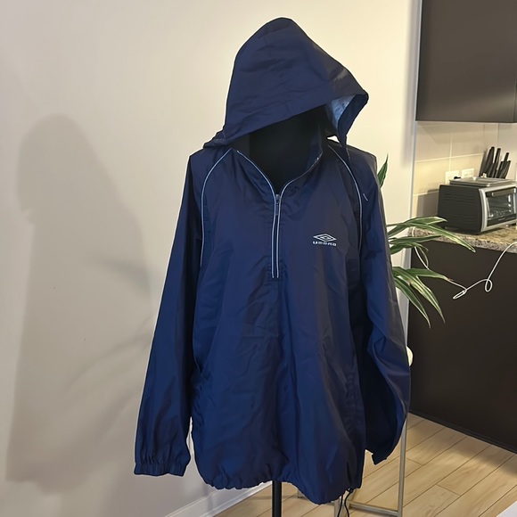 UMBRO Men’s packable rain jacket shell/poncho/windbreaker. Size Large - Picture 1 of 8